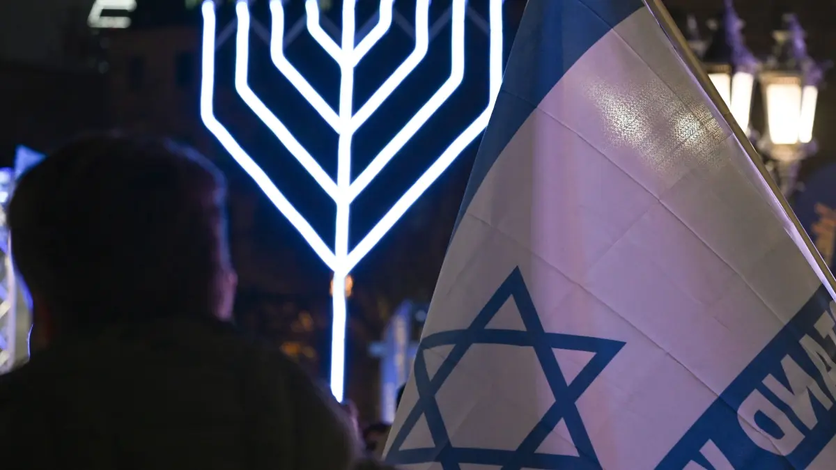 Im Dezember 2025 wird im Judentum traditionell das Lichterfest Chanukka gefeiert. Alle Infos dazu hier.