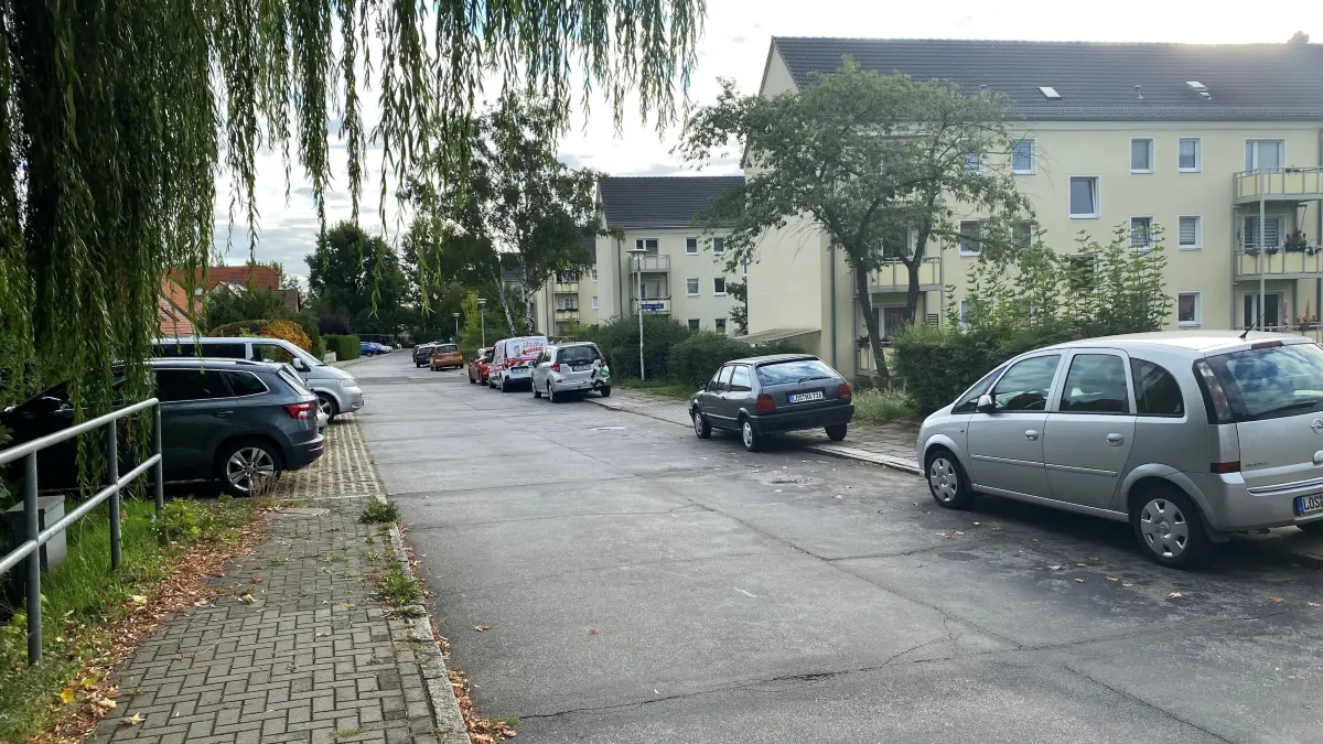 Gartenfließstraße in Eisenhüttenstadt: In der Nacht zum Montag (15.9.2025) sind in diesem Umfeld über 20 Fahrzeuge durch Vandalismus beschädigt worden.