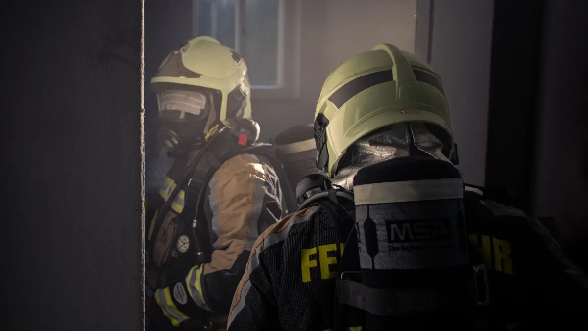 Einsatzkräfte der Freiwilligen Feuerwehr Rüdersdorf durchsuchten das Obergeschoss nach einer vermissten Person.