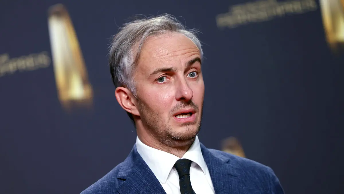 Entertainer und Satiriker Jan Böhmermann auf dem Red Carpet beim Deutschen Fernsehpreis 2024 in den MMC-Studios in Ossendorf. Erneut wurden Zweifel laut an der Glaubwürdigkeit des Entertainers. Ein von ihm geschilderter Vorfall um Maximilian Krah und Champagner auf dem Münchener Oktoberfest soll sich gar nicht so zugetragen haben. Köln, 25.09.2024 NRW Deutschland *** Entertainer and satirist Jan Böhmermann on the red carpet at the German Television Award 2024 at the MMC Studios in Ossendorf Doubts have once again been raised about the entertainers credibility An incident he described involving Maximilian Krah and champagne at the Munich Oktoberfest is said not to have happened at all Cologne, 25 09 2024 NRW Germany Copyright: xChristophxHardtx