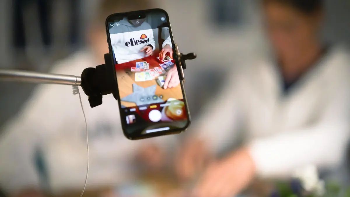 Influencer verdienen Geld mit Videos über das Leben ihrer Kinder: Influencer dokumentieren per Handy-Kamera ihr Familienleben (Themenfoto vom 16.09.2025). Sie posten Videos vom ersten Gang aufs Toepfchen oder vom Kindergeburtstag. Familien-Influencer vermarkten Videos ihrer Kinder auf Social-Media-Plattformen. Je juenger die Kleinen, desto mehr Klicks und Follower - und desto hoeher die Einnahmen. (Siehe epd-Bericht vom 17.09.2025)