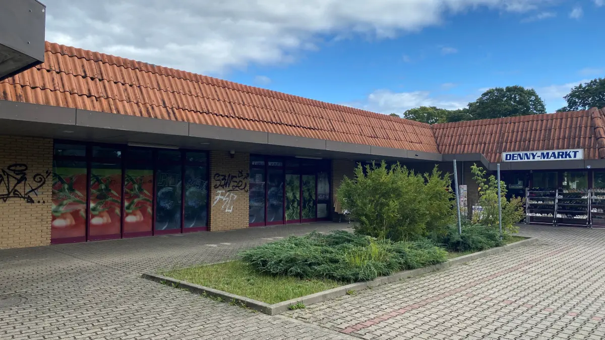 Trostlos: Seit einem Jahrzehnt ist der Mittelteil dieses Mehrzweckgebäudes in Brieskow-Finkenheerd verwaist. Dort war bis vor einem Jahrzehnt ein Lebensmitteldiscounter.