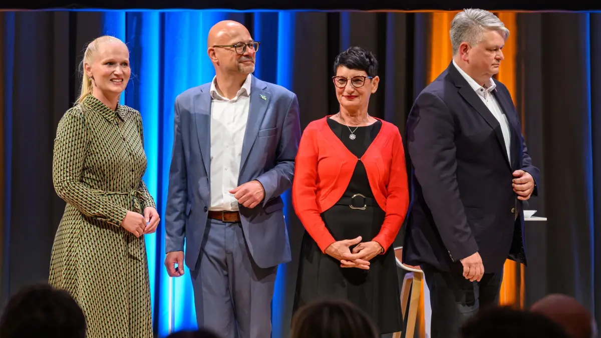 Wahlforum vor Oberbürgermeister-Wahl in Frankfurt (Oder): PRODUKTION - 16.09.2025, Brandenburg, Frankfurt (Oder): Die Kandidaten für das Amt des Oberbürgermeisters von Frankfurt (Oder) Desiree Schrade (l-r, CDU), Axel Strasser (parteilos), Simona Koß (SPD) und Wilko Möller (AfD) nehmen am Wahlforum vom Rundfunk Berlin-Brandenburg (rbb) und der Märkischen Oderzeitung (MOZ) vor der Wahl zum Oberbürgermeister in Frankfurt (Oder) teil. Nach dem Wechsel des ehemaligen Oberbürgermeisters R. Wilke (parteilos) ins Innenministerium, wird am 21. September in der Stadt am Grenzfluss Oder ein neuer Oberbürgermeister gewählt. Foto: Patrick Pleul/dpa - ACHTUNG: Nur in vollem Format und nur zur redaktionellen Verwendung im Zusammenhang mit der aktuellen Berichterstattung über das Wahlforum +++ dpa-Bildfunk +++