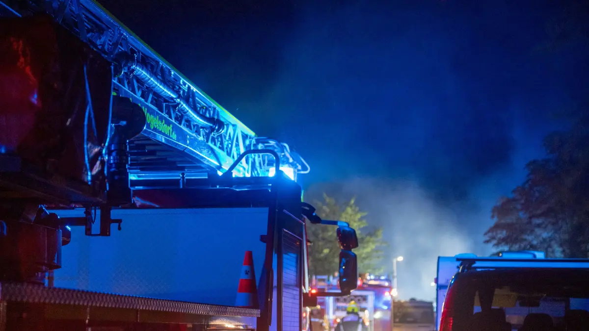 Brand in Fredersdorf-Vogelsdorf: Als die Einsatzkräfte kurz nach 23 Uhr eintrafen, zog dichter Rauch durch die Gutenbergstraße.