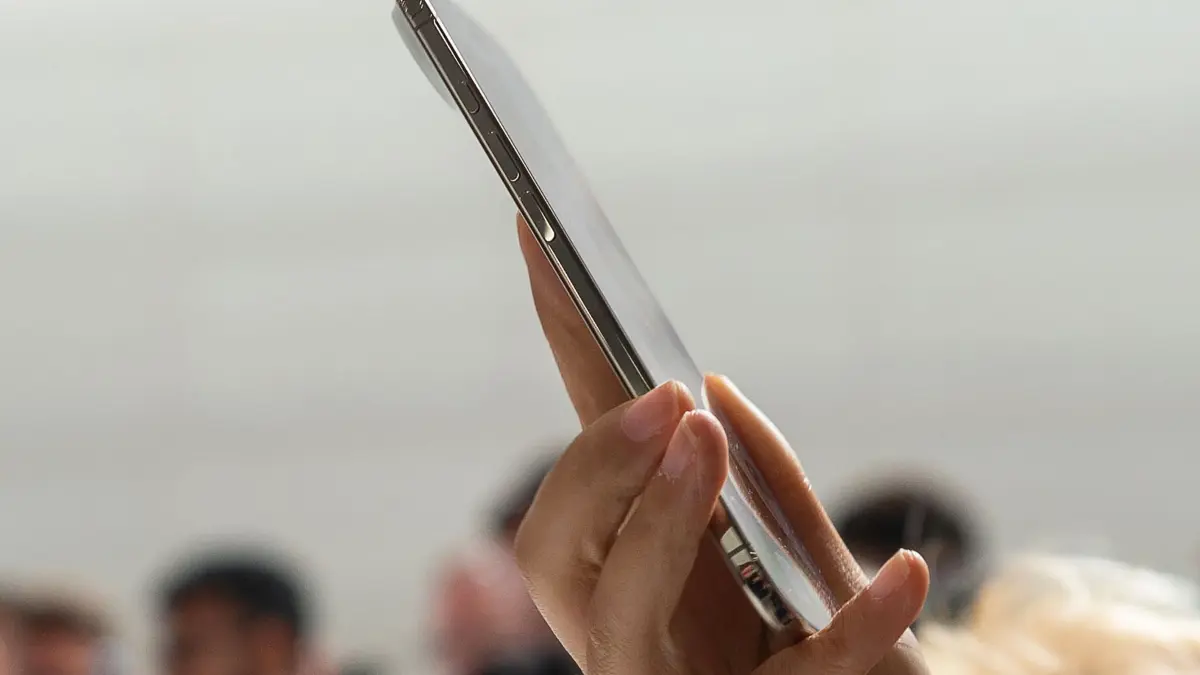 Apple-Neuheitenevent: ARCHIV - Liegt dünn in der Hand: Apples neues iPhone Air bei der Vorstellung im Apple-Hauptquartier in Cupertino. (zu dpa: «Wo das iPhone Air noch Luft nach oben hat») Foto: Andrej Sokolow/dpa - Honorarfrei nur für Bezieher des dpa-Themendienstes +++ dpa-Themendienst +++