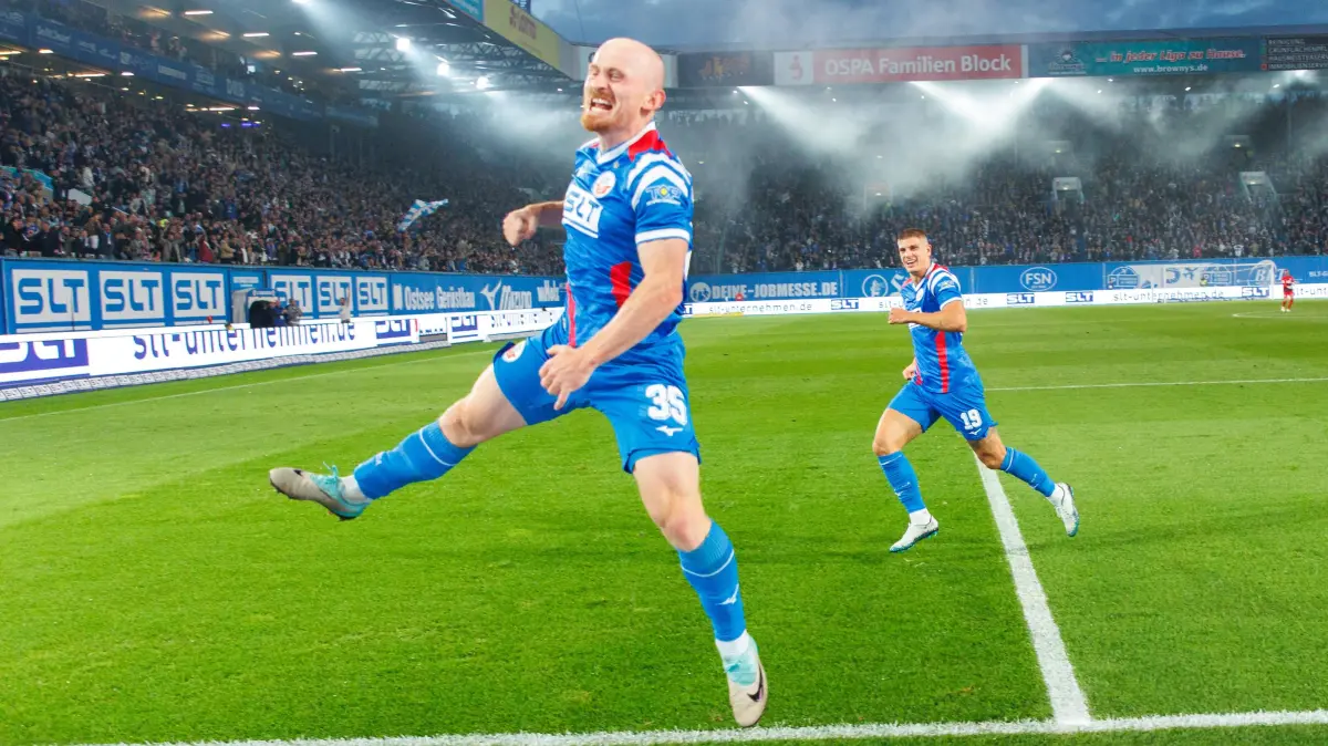 Torjubel und Freude über sein Tor zum 2:0 bei Torschütze Maximilian Krauß (Rostock) ; GER, FC Hansa Rostock vs. TSV 1860: Torjubel und Freude über sein Tor zum 2:0 bei Torschütze Maximilian Krauß Rostock GER, FC Hansa Rostock vs. TSV 1860 München, Fußball, Männer, 3. Liga, 06.Spieltag, Spielzeit 2025/2026, 17.09.2025 Rostock Ostseestadion Mecklenburg - Vorpommern Deutschland *** Goalscorer Maximilian Krauß Rostock GER, FC Hansa Rostock vs TSV 1860 Munich, Football, Men, 3 League, Matchday 06, Season 2025 2026, 17 09 2025 Rostock Ostseestadion Mecklenburg Vorpommern Germany