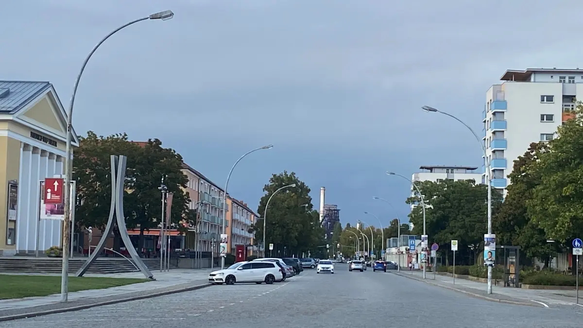 Breite Straßen, große Plätze in Eisenhüttenstadt: Die großzügig angelegte Planstadt hat für die beiden Probewohner einen beschaulichen Charme.