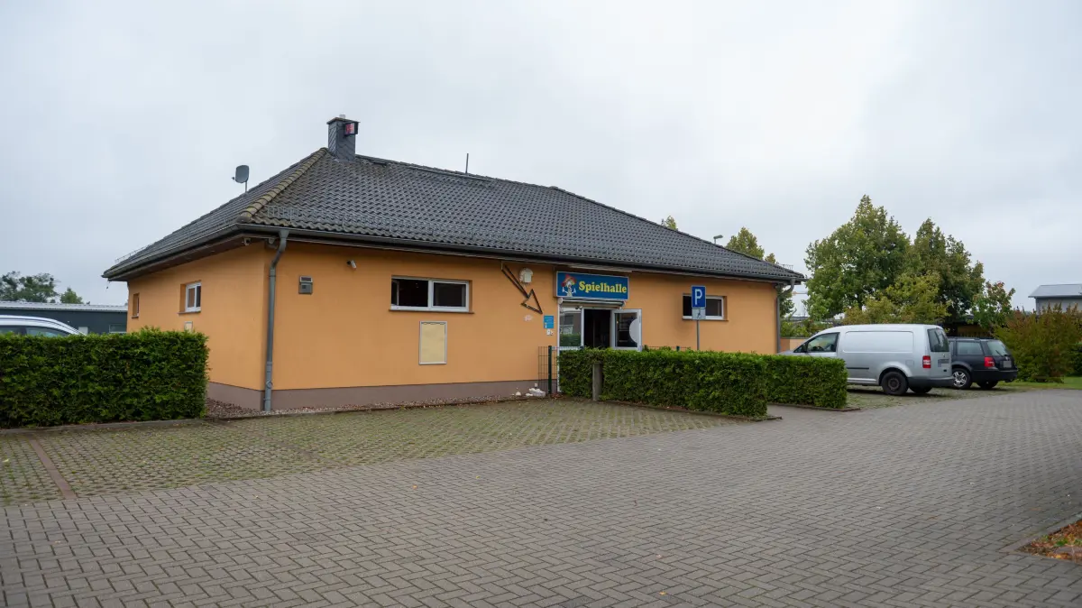 Einbruch in Strausberg: Was zunächst wie ein Brand aussah, entpuppte sich als Straftat. Die Täter manipulierten die Sicherheitssysteme einer Spielothek.