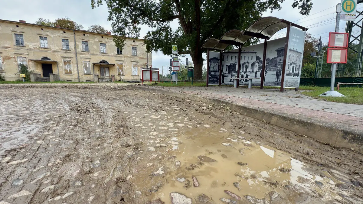 Bahnhof Passow: Passow, 18.09.2025: Nach einem Unwetter in der vergangenen Woche wächst der Unmut über den immer noch matschigen Bahnhofsvorplatz in Passow.