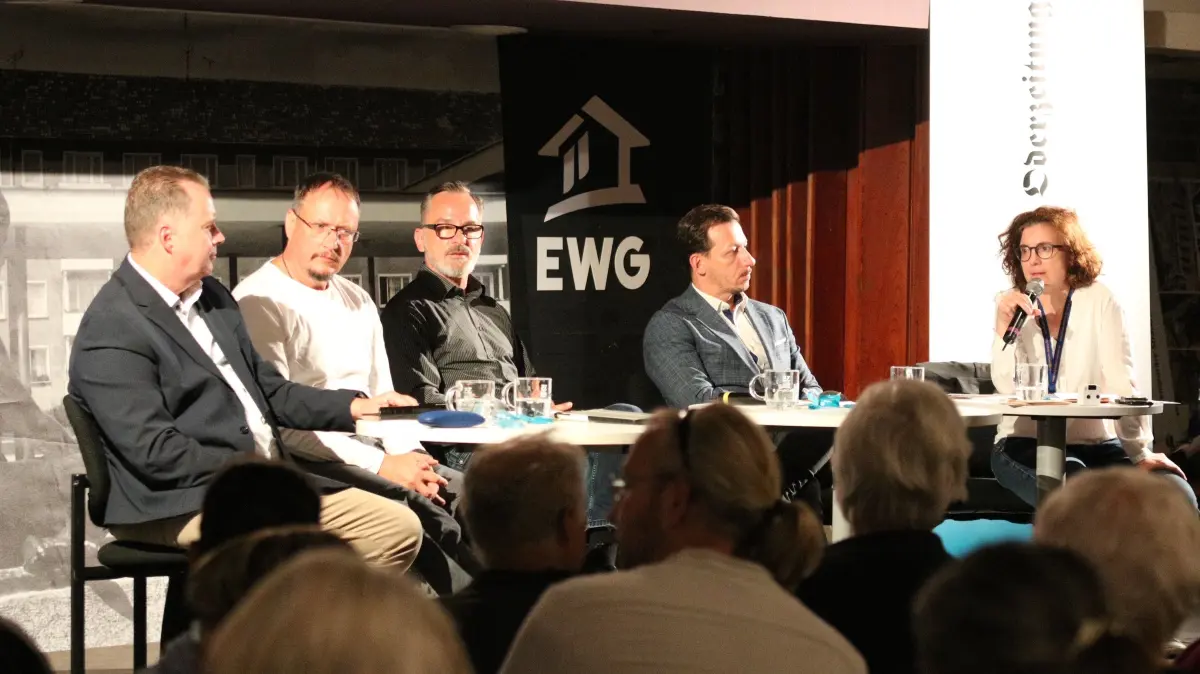 Im voll besetzten Club am Anger stellten sich Marko Henkel, Jens Vowie, Maik Diepold und Christian Friedrich (von links) unter anderem den Fragen von Janet Neiser (rechts), Leiterin der Lokalredaktion in Eisenhüttenstadt.