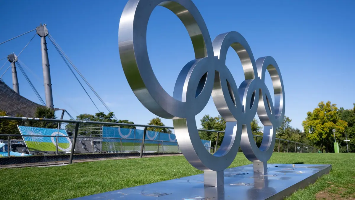 Vor dem Bürgerentscheid zur Olympiabewerbung: 19.09.2025, Bayern, München: Die olympischen Ringe stehen im Olympiapark. Am 26.10.2025 findet der Bürgerentscheid zur Bewerbung der Stadt München um Olympische und Paralympische Spiele statt. Mit dem Entscheid soll entschieden werden, ob sich München um die Spiele bewerben soll, die entweder 2036, 2040 oder 2044 stattfinden. Foto: Sven Hoppe/dpa +++ dpa-Bildfunk +++