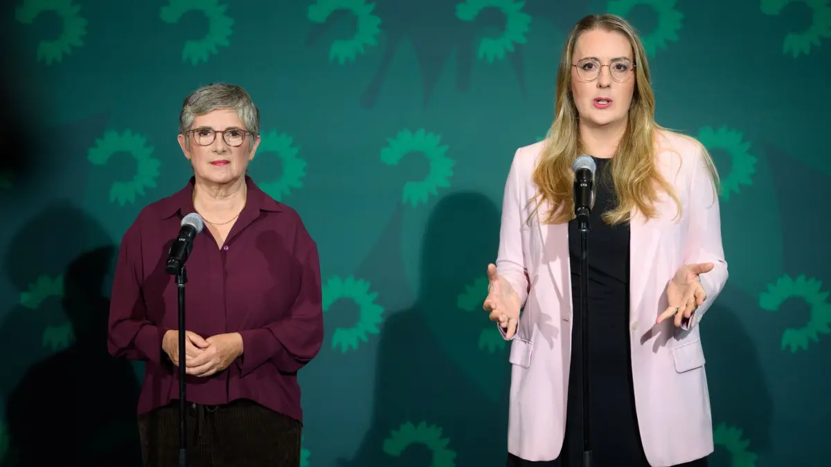Klausur der Grünen-Bundestagsfraktion: 19.09.2025, Berlin: Britta Haßelmann (l) und Katharina Dröge, die Vorsitzenden der Bundestagsfraktion von Bündnis 90/Die Grünen, äußern sich bei einer Pressekonferenz vor der Klausurtagung der Grünen-Bundestagsfraktion im Deutschen Bundestag. Foto: Bernd von Jutrczenka/dpa +++ dpa-Bildfunk +++