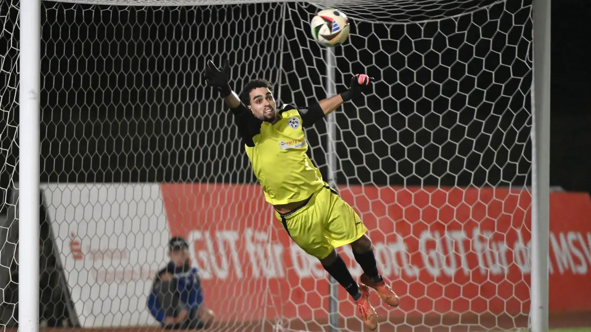 Fussball : Neuruppin, Fussball Brandenburgliga MSV Neuruppin - SV Altlüdersdorf, der Ausgleich TW Yassin Itri
FOTO BENK 19.09.2025