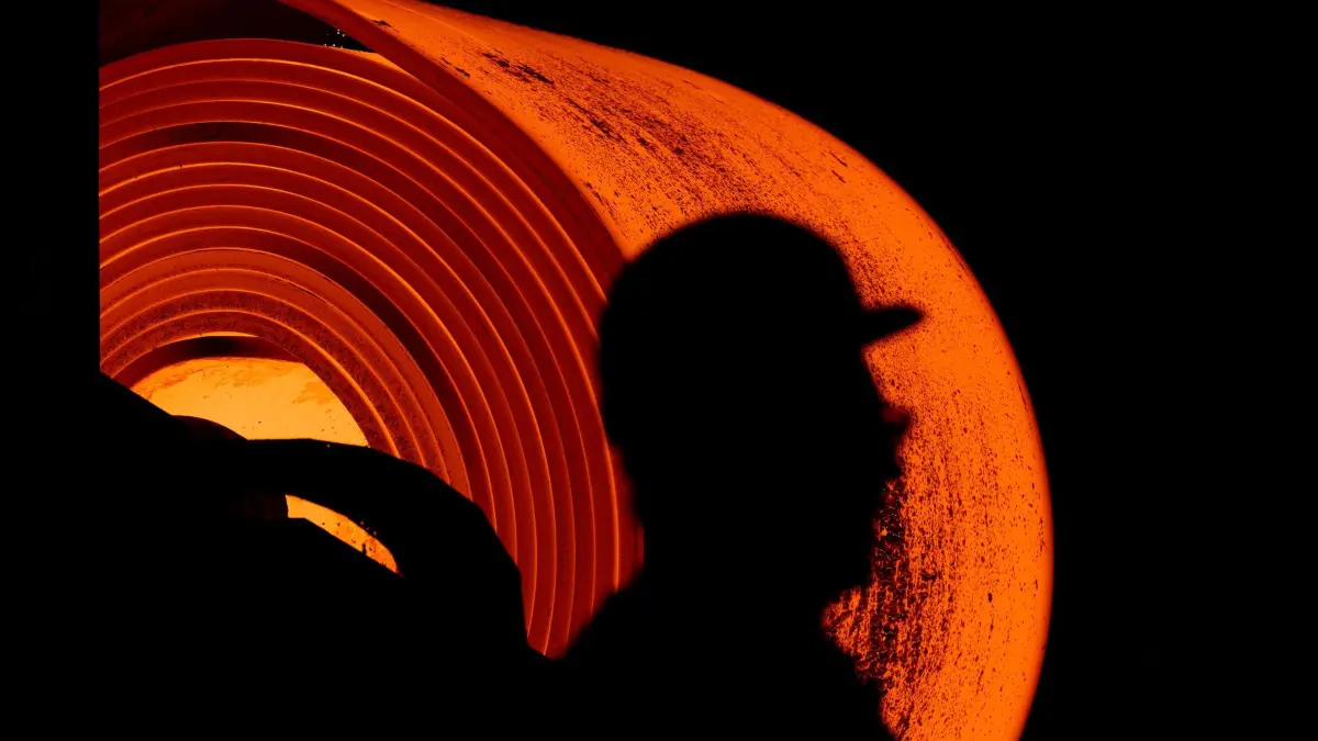 Thyssenkrupp - Warmbandwerk: ARCHIV - 21.01.2022, Nordrhein-Westfalen, Bochum: Aus einer Bramme wird im Warmbandwerk von Thyssenkrupp Steel Europe ein Warmband mit Hilfe einer Coilbox hergestellt. (zu dpa: «Stahl-Arbeitgeber legen Angebot vor») Foto: Rolf Vennenbernd/dpa +++ dpa-Bildfunk +++