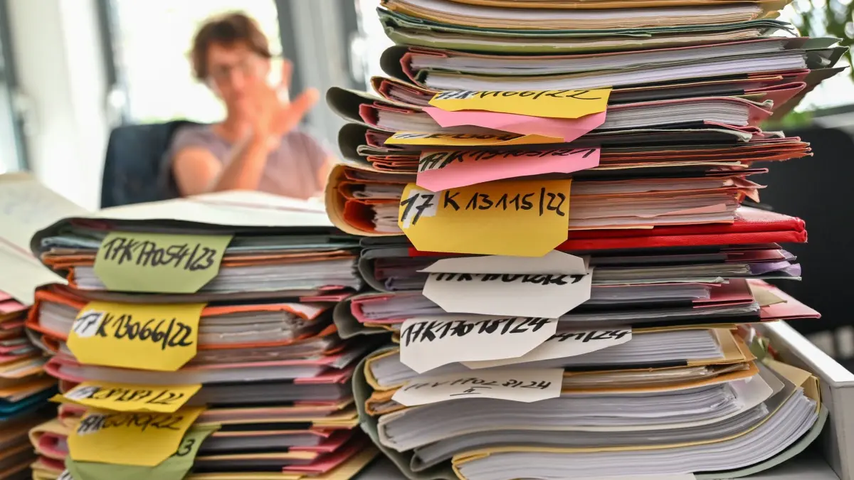 Aktenberge: ARCHIV - 03.06.2024, Brandenburg, Cottbus: Mehrere Stapel mit Akten liegen auf einem Tisch am Finanzgericht Berlin-Brandenburg. (zu dpa: «Bundesministerien machen Vorschläge für Bürokratieabbau») Foto: Patrick Pleul/dpa +++ dpa-Bildfunk +++