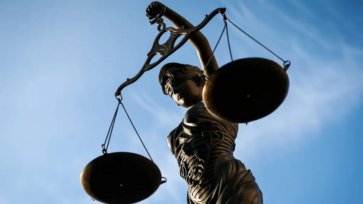 Statue der Justitia: ARCHIV - Gericht bestätigt: Ein 14-Jähriger darf Sporttermine am Wochenende dem Besuch beim Vater vorziehen, denn ein erzwungener Umgang ist nicht im Interesse des Kindeswohls. (zu dpa: «Training statt Vaterwochenende: Gericht gibt Sohn (14) recht») Foto: David-Wolfgang Ebener/dpa/dpa-tmn - Honorarfrei nur für Bezieher des dpa-Themendienstes +++ dpa-Themendienst +++