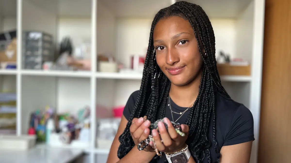 Rihana Seini präsentiert am 15.8.2025 in Prenzlau einen Teil ihrer Schmuckstücke, die sie über ihren Online-Shop a TikTok und Instagram sowie auf Flohmärkten vertreibt.