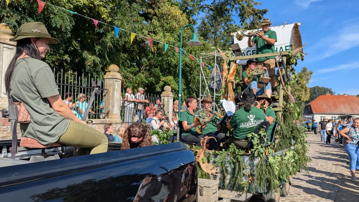 Mit Horn und Hund: Die Jägerschaft Bad Freienwalde auf dem Festumzug zum Landeserntefest 2025 in Altranft.