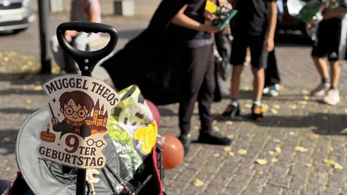 Die Gunst der Stunde hat Theo genutzt. Er feiert seinen neunten Geburtstag am Zaubertag.