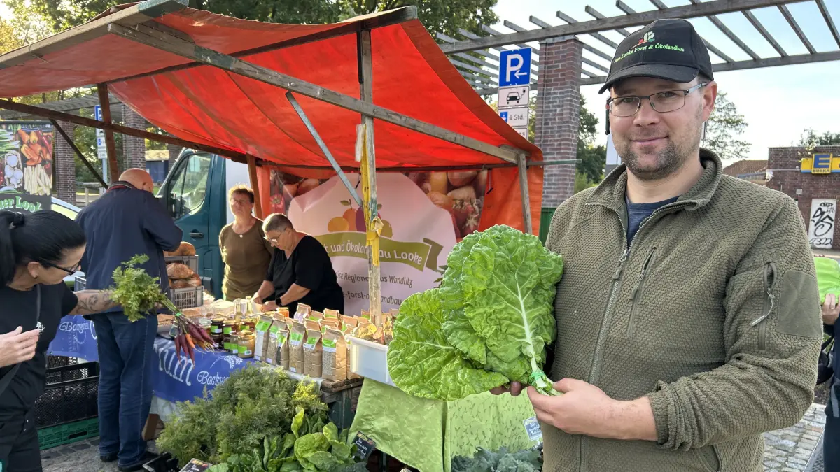 Bauer Jens Looke ist einer der Händler auf dem Wochenmarkt in Wandlitz.