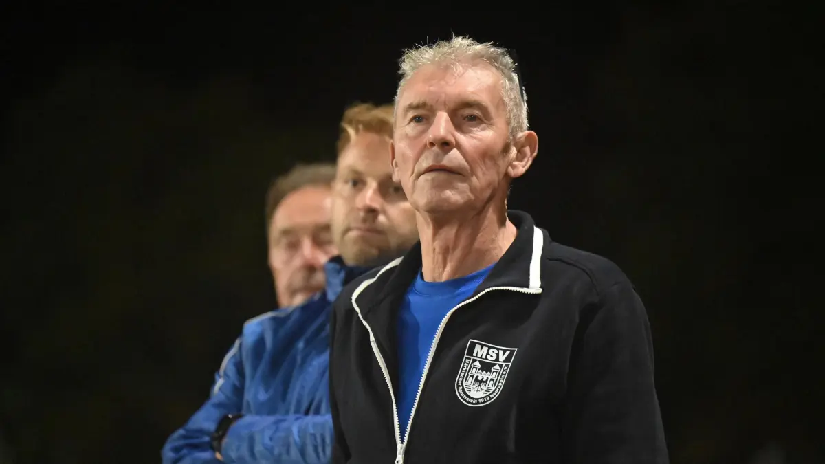 Fussball : Neuruppin, Fussball Brandenburgliga MSV Neuruppin - SV Altlüdersdorf, Trainer Dietmar Demuth vor Co. Marcus Lemke und TW Trainer Volkmar Rechenberg
FOTO BENK 19.09.2025
