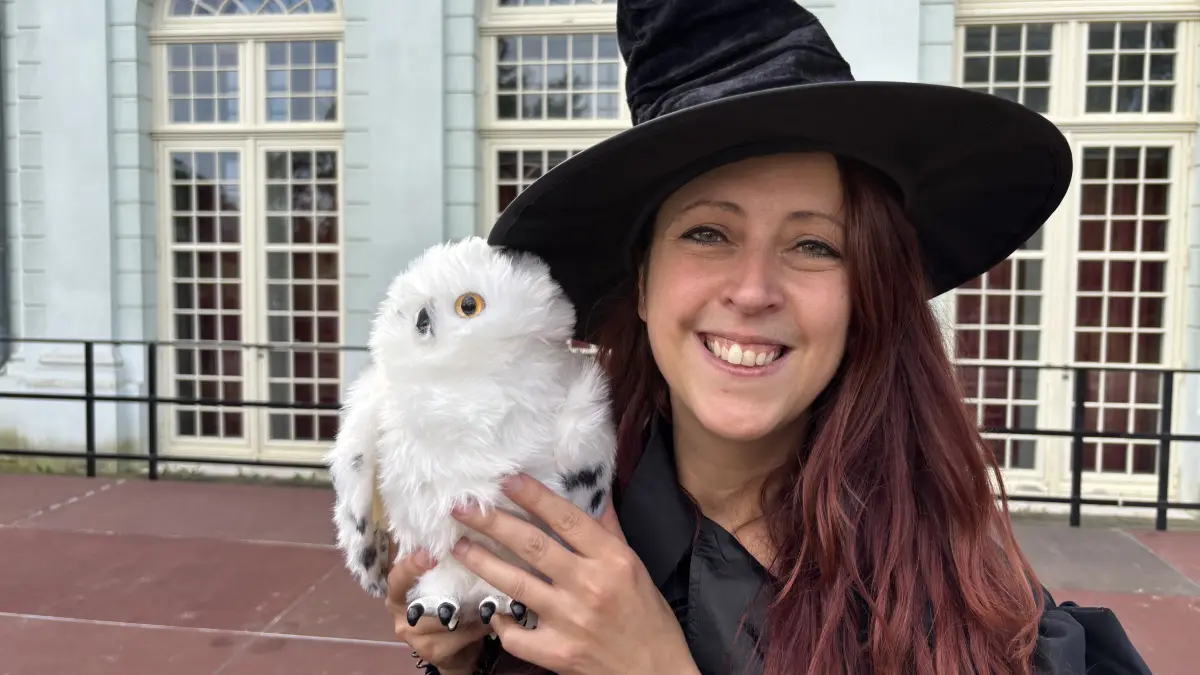 Zauberhaftes Paar: Die Schneeeule Hedwig von Harry Potter fühlt sich bei Sonja Höschele vom Organisationsteam des Zaubertags wohl.