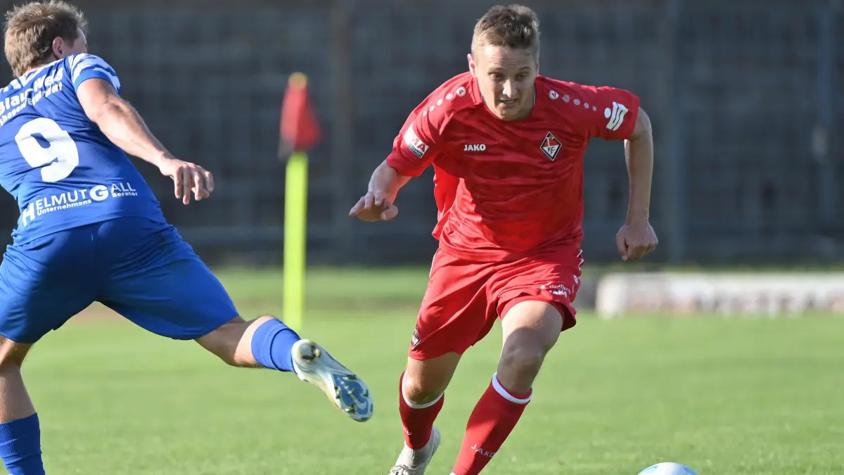 Fussball : Frankfurt an der Oder, Stadion, Fussball Brandenburgliga Punktspiel, 1. FC Frankfurt - Blau-Weiß Petershagen-Eggersdorf, Marcel Georgi vorbei an Luca Thiel
FOTO BENK 20.09.2025