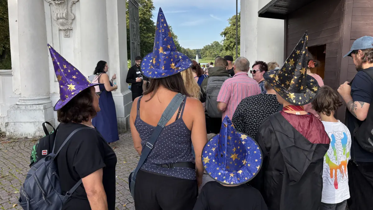 Andrang vor dem "Magischen Tor", dem historischen Portal vom Schlosspark Oranienburg.