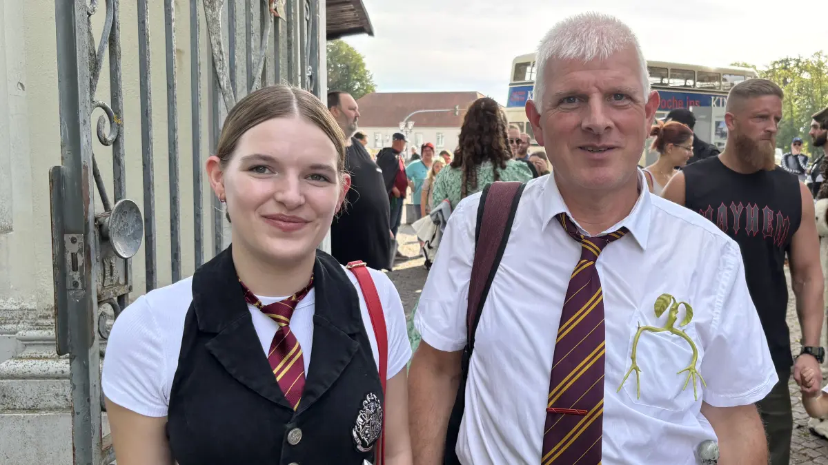 Arno Jenik aus Zepernick kommt mit Tochter Isabell zum Zaubertag - natürlich richtig gekleidet.