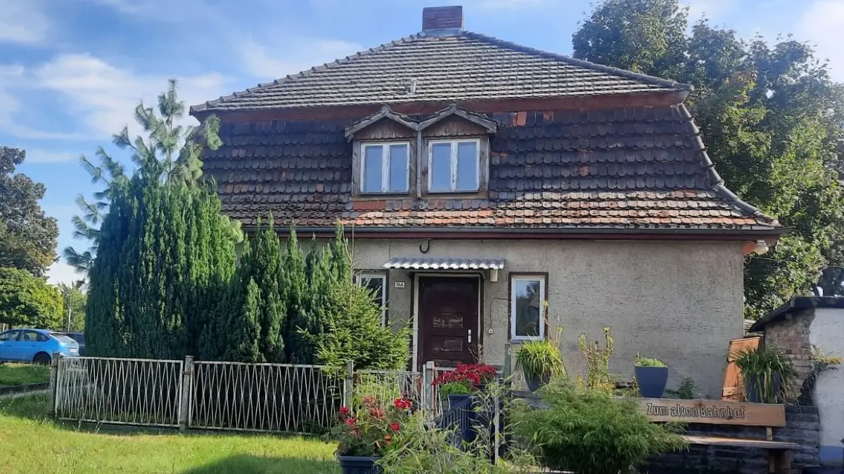 So sieht das Wohnhaus im Ortsteil Hennickendorf von Rüdersdorf bei Berlin aus, das zur Gaststätte werden könnte.