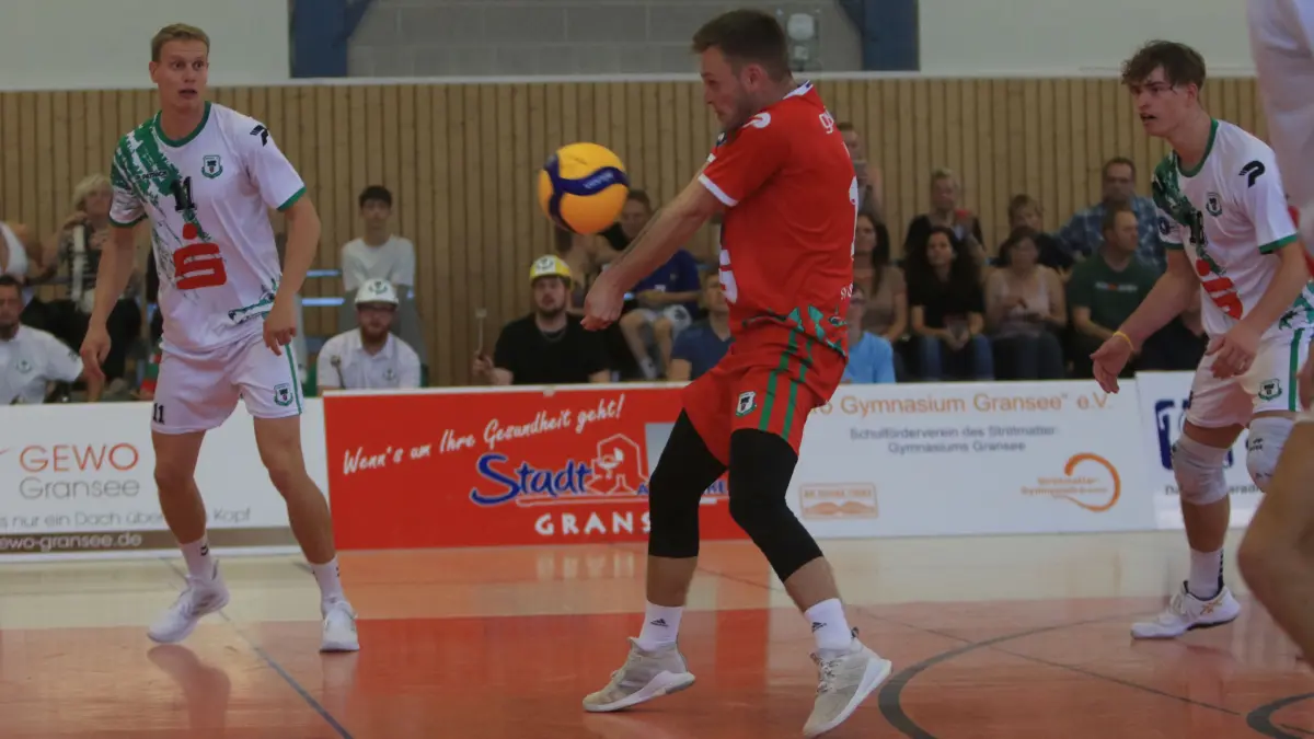 Volleyball, 2. Bundesliga: SV Lindow-Gransee startet mit einem 3:2-Sieg gegen Kiel im ersten Heimspiel nach dem Wiederaufstieg, Trainer ist Björn Andrae, Zuschauerzahl zur Premiere in Gransee 200, Libero Pascal Haase diesmal wertvollster Spieler (im roten Trikot)