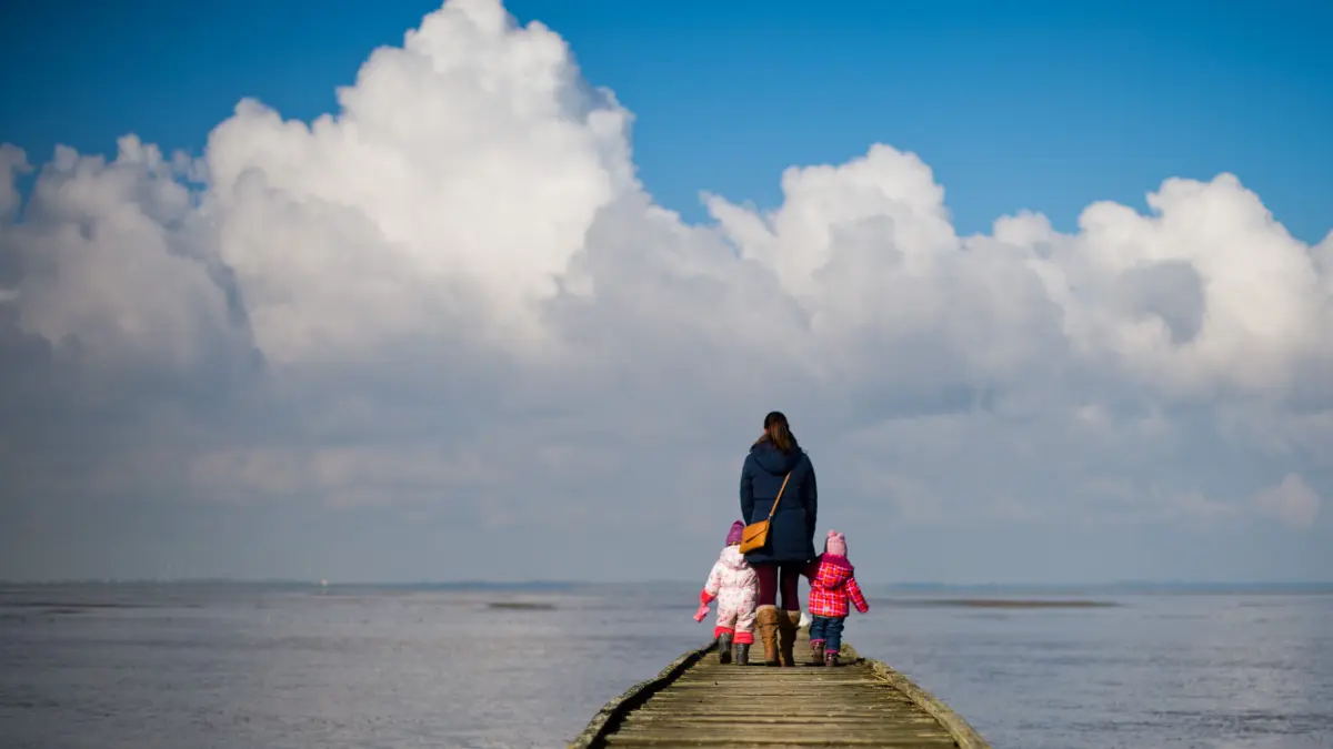 Dann muss Mama mit den Jüngsten allein in den Urlaub: Auch die Schließzeiten in Kindertagesstätten machen berufstätigen Eltern zu schaffen. Mitunter gibt es in Familien Überlegungen, getrennt in die Ferien zu fahren. (Symbolbild)