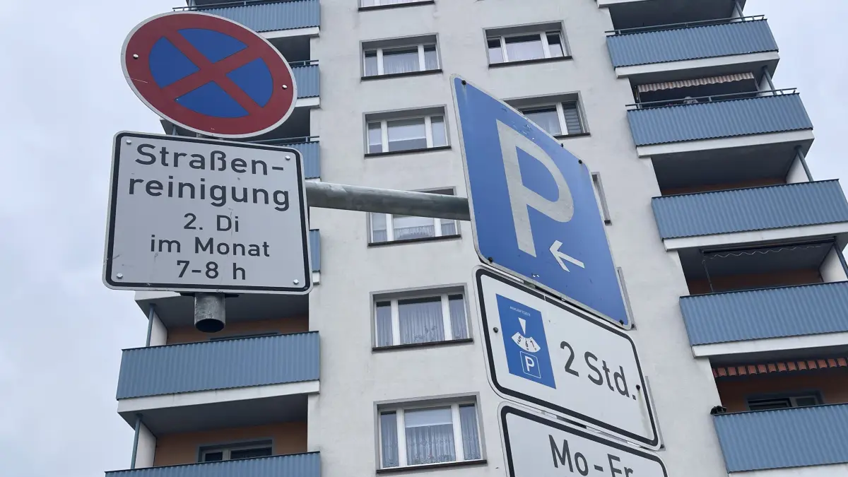 In Eisenhüttenstadt stehen schon viele Verkehrszeichen. Nun sollen 120 neue Schilder dazukommen. Doch warum wird damit Geld gespart?