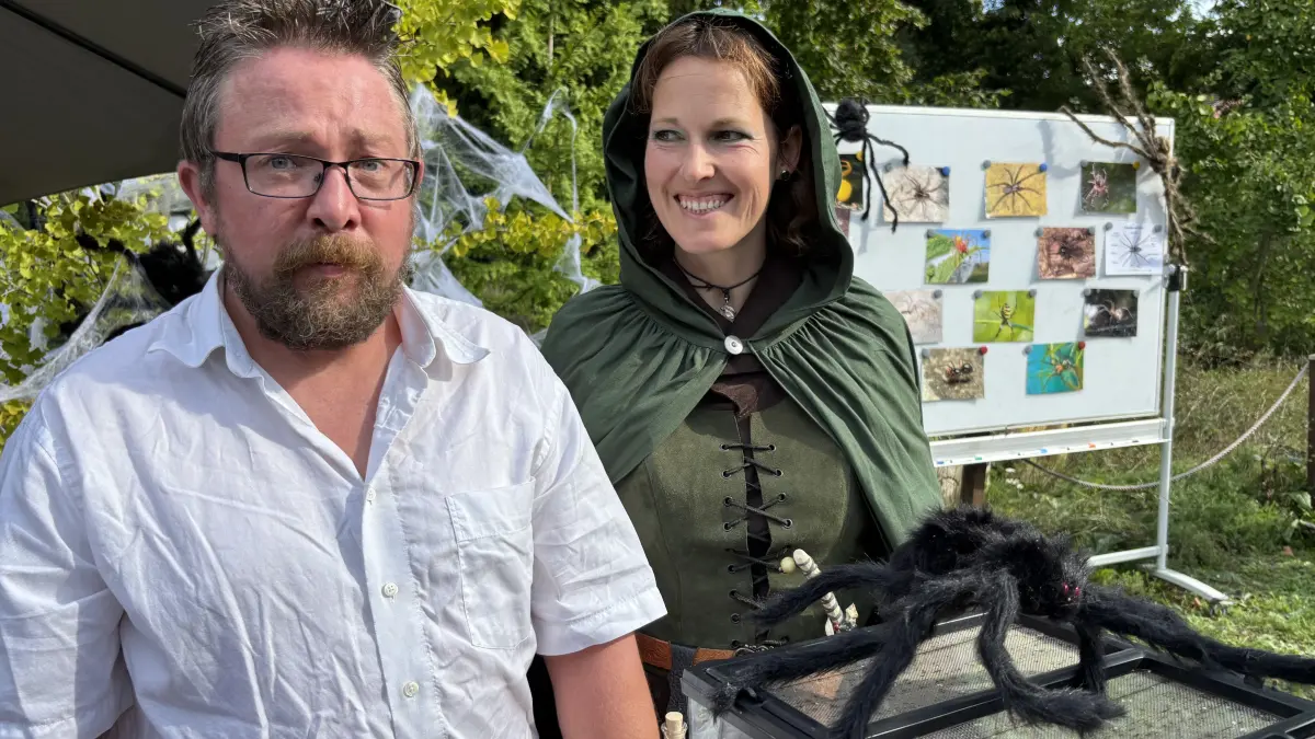 Gruseliges Klassenzimmer: Reikja Priemuth und Basti Hempel vom "Grünen Klassenzimmer" im Schlosspark betreuten auch einen Station.