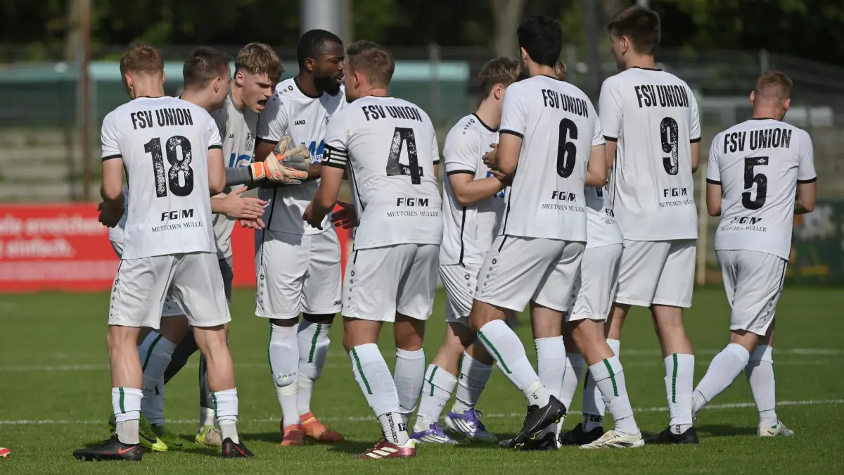 Fussball : Fürstenwalde, Fussball Brandenburgliga, Union Fürstenwalde - Oranienburger FC, Anfeuern zu Spielbeginn mit u.a. TW Philipp Heidebrecht nebst Yvan Ghilslain Ngoyou und SF Erik Steinmetz m. v.l.
20.09.2025 FOTO BENK