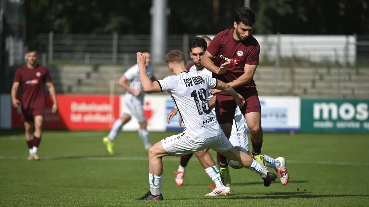 Fussball : Fürstenwalde, Fussball Brandenburgliga, Union Fürstenwalde - Oranienburger FC, Abdul-Hamid Saadaev zwischen Kamil Pawel Stondzik 18 und Hysen Muca
20.09.2025 FOTO BENK