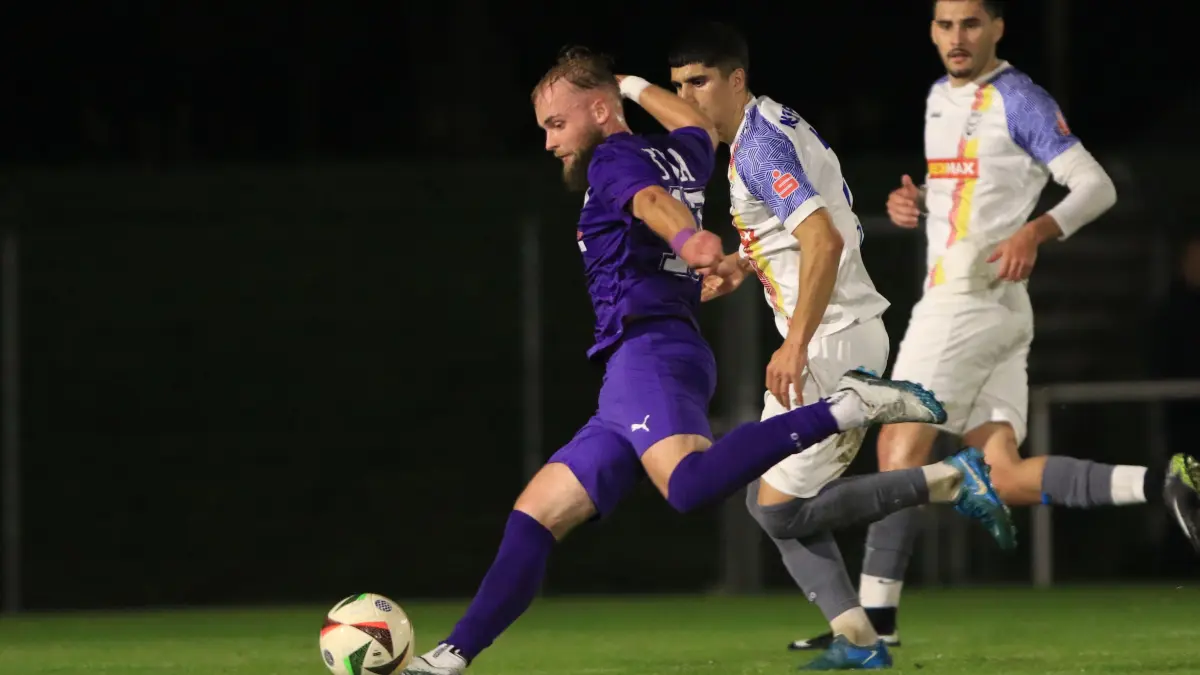 Fußball Brandenburgliga: MSV Neuruppin gegen SV Altlüdersdorf 3:1 (1:1) vor 594 Zuschauern, Daviw Waclawczyk (am Ball) zieht zum 0:1 gegen Petro Dolhov ab