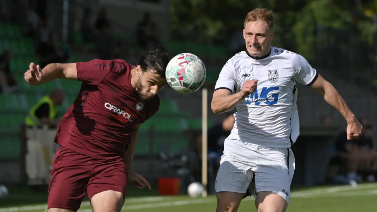 Fussball : Fürstenwalde, Fussball Brandenburgliga, Union Fürstenwalde - Oranienburger FC, Abdul-Hamid Saadaev gegen Kamil Pawel Stondzik r.
20.09.2025 FOTO BENK
