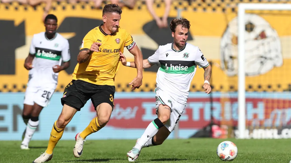 Fussball 2. Bundesliga, SG Dynamo Dresden - Hannover 96: 21.09.2025, xtgx, Fussball 2. Bundesliga, SG Dynamo Dresden - Hannover 96 emspor, v.l. Stefan Kutschke (Dresden, 30), Kolja Oudenne (Hannover, 29) Zweikampf, Duell, Kampf, tackle (DFL/DFB REGULATIONS PROHIBIT ANY USE OF PHOTOGRAPHS as IMAGE SEQUENCES and/or QUASI-VIDEO) Foto: Michael Taeger/Jan Huebner