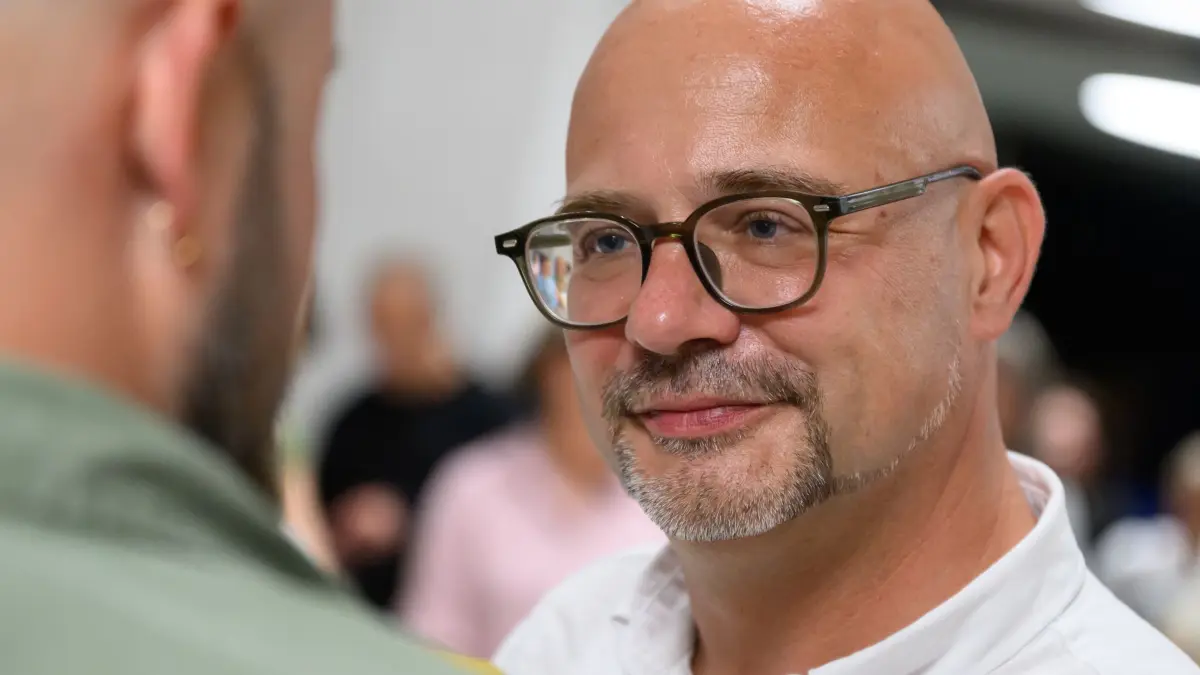 Wahl zum Oberbürgermeister von Frankfurt (Oder): 21.09.2025, Brandenburg, Frankfurt (Oder): Axel Strasser (parteilos), Kandidat für das Amt des Oberbürgermeisters in Frankfurt (Oder), spricht mit einem Journalisten. Der parteilose Einzelbewerber Axel Strasser und der AfD-Kandidat Möller gehen in die Stichwahl der Oberbürgermeisterwahl in Frankfurt (Oder). Im ersten Durchgang lag Strasser mit 32,4 Prozent knapp vorn vor Möller mit 30,2 Prozent, wie Wahlleiter Beckmann nach dem vorläufigen Ergebnis mitteilte. Keiner der vier Bewerber erreichte die absolute Mehrheit - damit fällt die Entscheidung am 12. Oktober. Foto: Patrick Pleul/dpa +++ dpa-Bildfunk +++