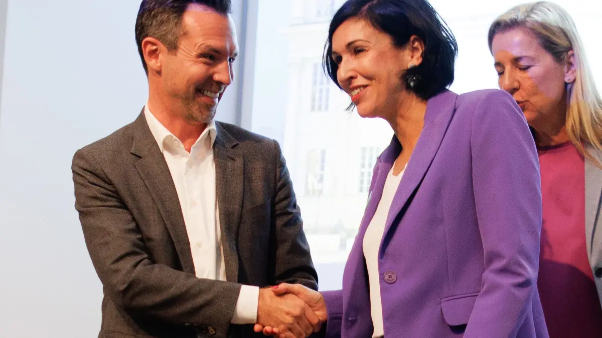 Wahl zum Oberbürgermeister von Potsdam: 21.09.2025, Brandenburg, Potsdam: Die zwei Kandidaten für die Stichwahl Severin Fischer (l, SPD) und Noosha Aubel (parteilos), auf dem Wahlabend der Stadt Potsdam der Potsdamer Oberbürgermeisterwahl 2025 im im Alten Rathaus. Foto: Carsten Koall/dpa +++ dpa-Bildfunk +++