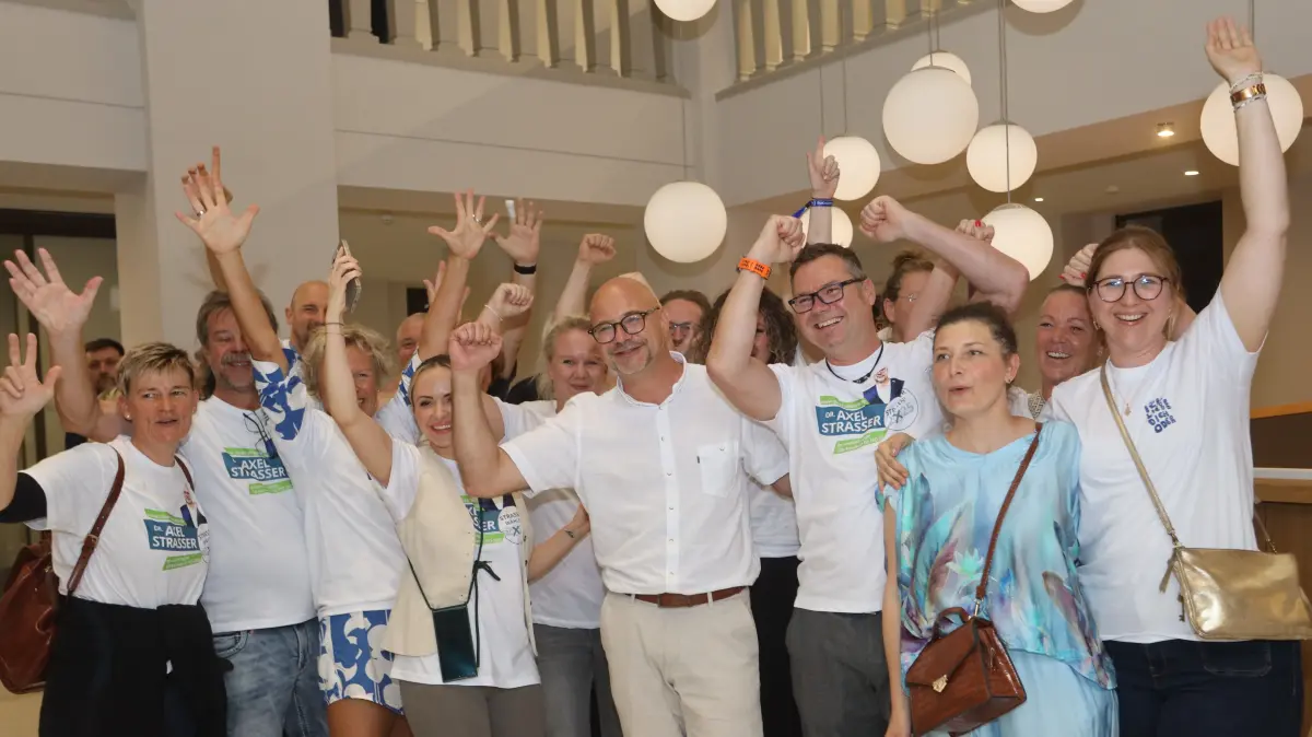 Partystimmung bei Axel Strasser und seinem Anhang am Sonntagabend (21.9.) im Rathaus Frankfurt (Oder): Der parteilose Kandidat geht als Sieger in die Stichwahl gegen Wilko Möller (AfD).