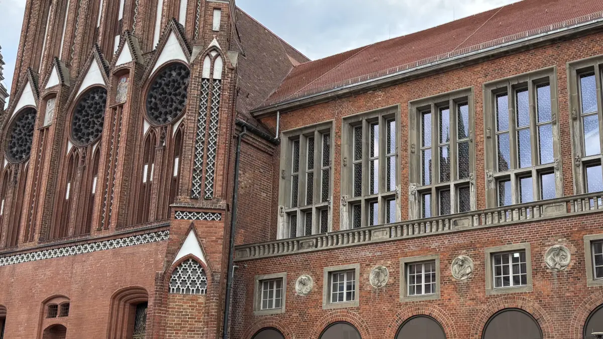 Auch Ex-OB René Wilke verfolgt die Auszählung im Rathaus Frankfurt (Oder).