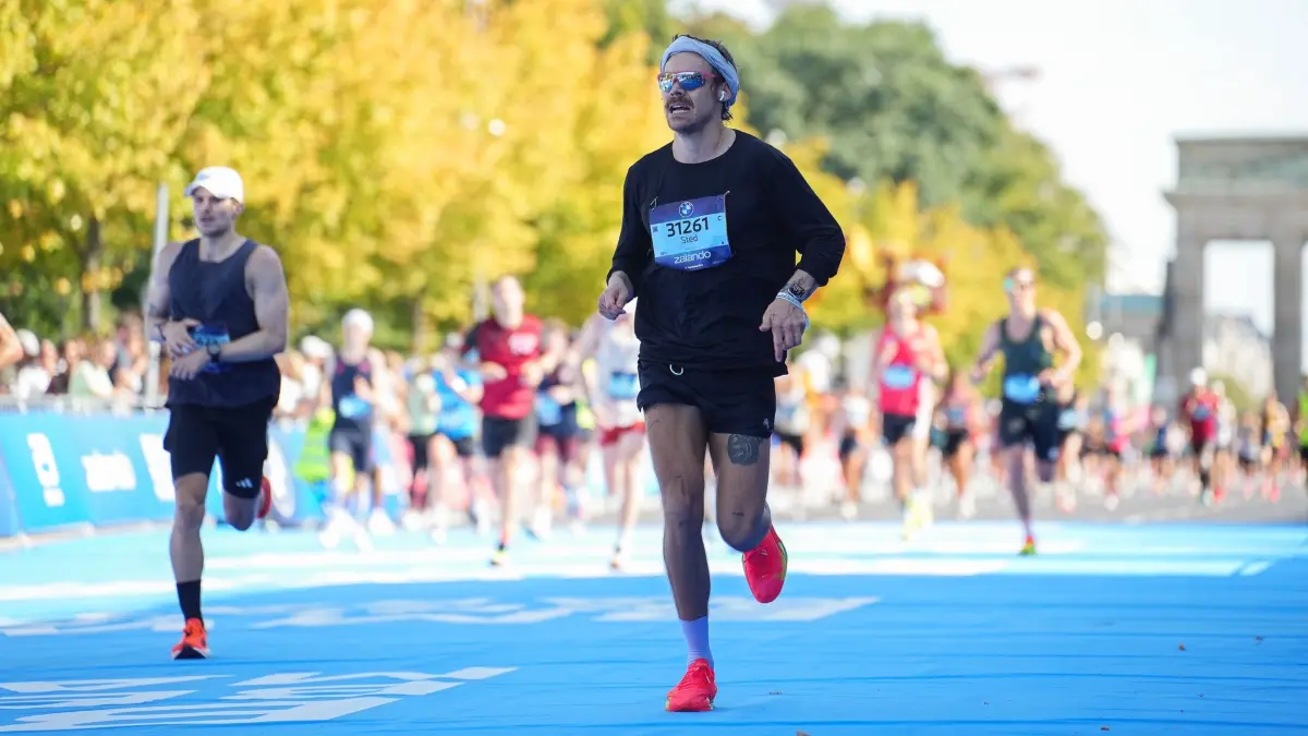 51. Berlin Marathon: HANDOUT - 21.09.2025, Berlin: Dieses von SCC Events zur Verfügung gestellte Foto zeigt Harry Styles beim BMW Berlin Marathon. Unter falschem Namen ist der britische Sänger und Schauspieler Harry Styles beim 51. Berlin-Marathon angetreten. Styles absolvierte die 42,195 Kilometer durch die Hauptstadt in 2:59:13 Stunden. Foto: Sportograf/SCC Events/dpa - ACHTUNG: Nur zur redaktionellen Verwendung im Zusammenhang mit der aktuellen Berichterstattung und nur mit vollständiger Nennung des vorstehenden Credits +++ dpa-Bildfunk +++
