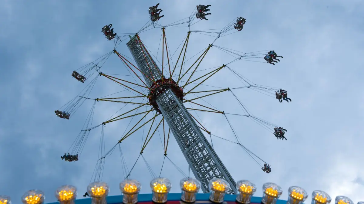 Eisleber Wiesenmarkt: 21.09.2025, Sachsen-Anhalt, Lutherstadt Eisleben: Der Kettenflieger auf der Eisleber Wiese. Beim traditionsreichen Volksfest sind rund 300 Schausteller und rund 50 Fahrgeschäfte zu erleben. Foto: Heiko Rebsch/dpa +++ dpa-Bildfunk +++