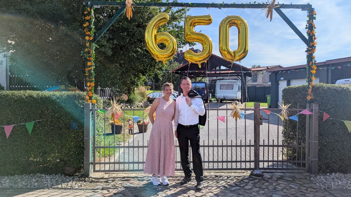 Zufriedene Gastgeber: die Altranfter Ortsvorsteherin Conny Gebhardt (CDU) und der Bad Freienwalder Bürgermeister Ralf Lehmann (CDU) auf dem Landeserntefest 2025 in Altranft.