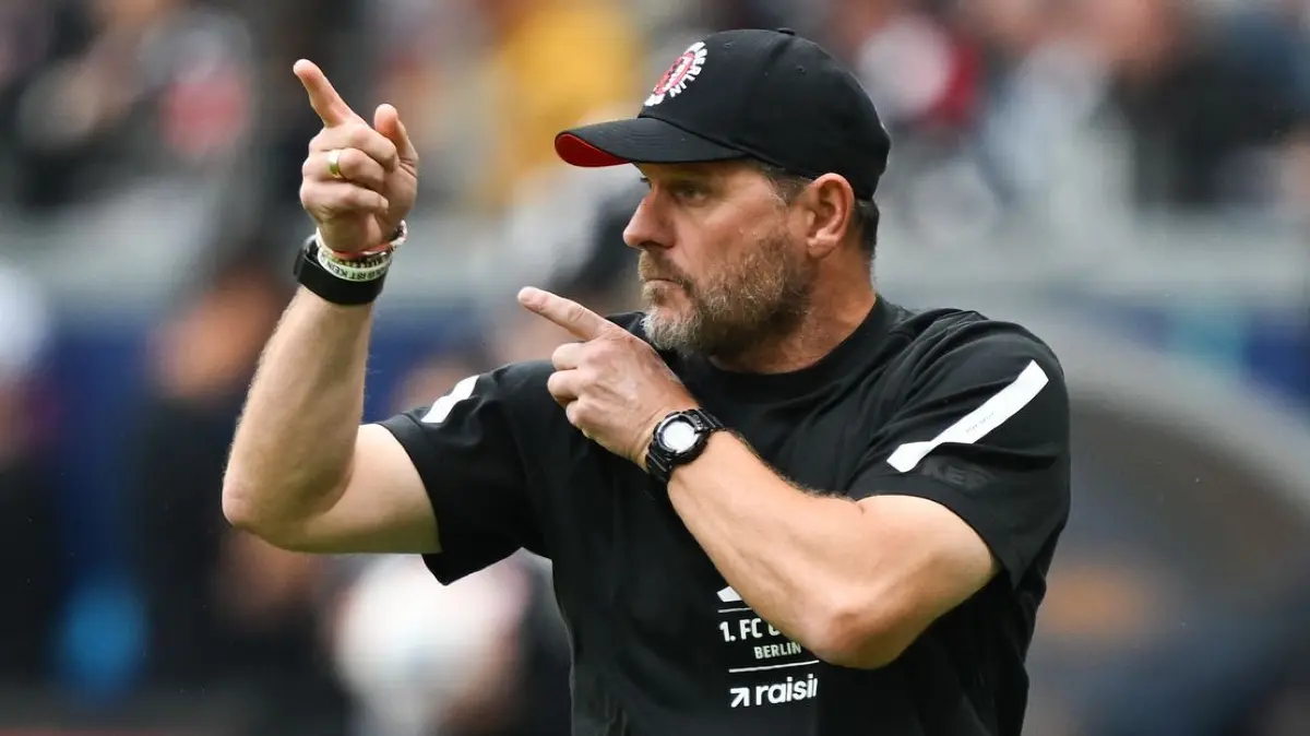 Eintracht Frankfurt - 1. FC Union Berlin: 21.09.2025, Hessen, Frankfurt/Main: Fußball: Bundesliga, Eintracht Frankfurt - 1. FC Union Berlin, 4. Spieltag, Deutsche Bank Park. Trainer Steffen Baumgart (1. FC Union Berlin) reagiert an der Seitenlinie. Foto: Arne Dedert/dpa - WICHTIGER HINWEIS: Gemäß den Vorgaben der DFL Deutsche Fußball Liga bzw. des DFB Deutscher Fußball-Bund ist es untersagt, in dem Stadion und/oder vom Spiel angefertigte Fotoaufnahmen in Form von Sequenzbildern und/oder videoähnlichen Fotostrecken zu verwerten bzw. verwerten zu lassen. +++ dpa-Bildfunk +++