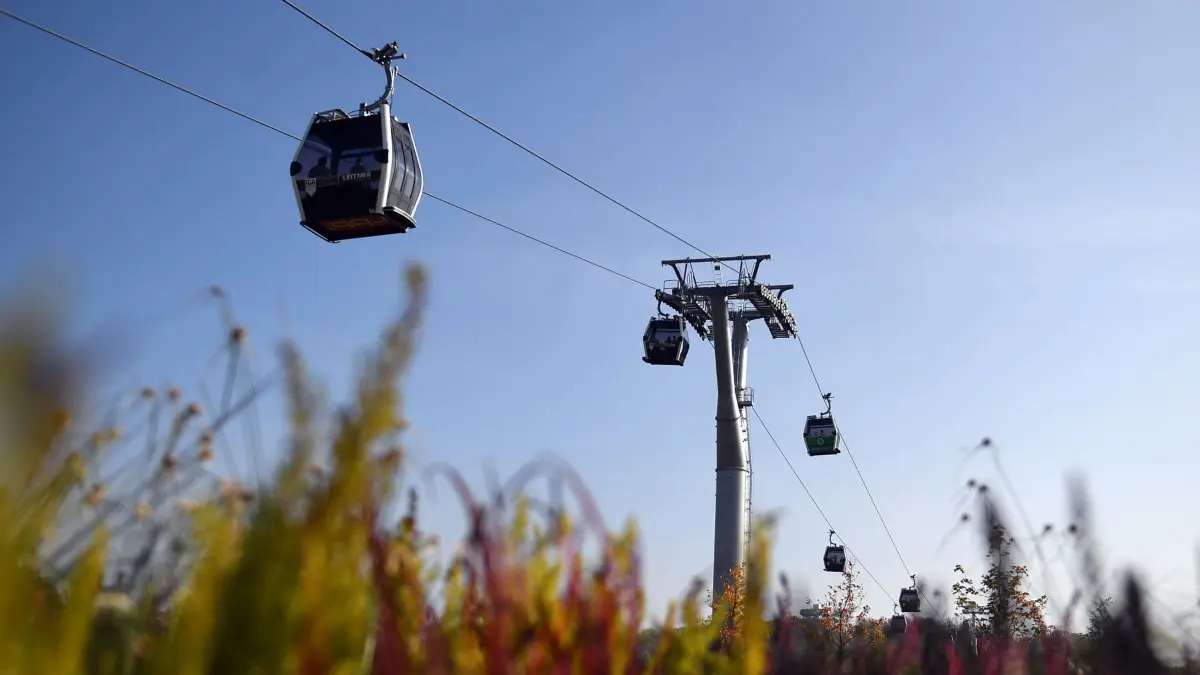 ARCHIV - Die Gondeln der Seilbahn schweben am 15.10.2017 in Berlin über das Gelände der IGA (Internationalen Gartenausstellung). (zu «Die wichtigsten Ereignisse des Jahres 2017 in Berlin» vom 27.11.2017) Foto: Britta Pedersen/dpa-Zentralbild/dpa +++(c) dpa - Bildfunk+++