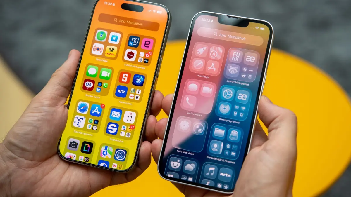 Ein Mann nutzt iOS 26 auf einem iPhone: ILLUSTRATION - Links «alt», rechts «neu»: iOS 26 arbeitet viel mit Transparenz-Effekten. Wer das nicht mag, kann es in den Bedienungshilfen reduzieren. (zu dpa: «iOS 26: Wie man Liquid Glass weniger transparent macht») Foto: Nico Tapia/dpa-tmn/dpa - Honorarfrei nur für Bezieher des dpa-Themendienstes +++ dpa-Themendienst +++
