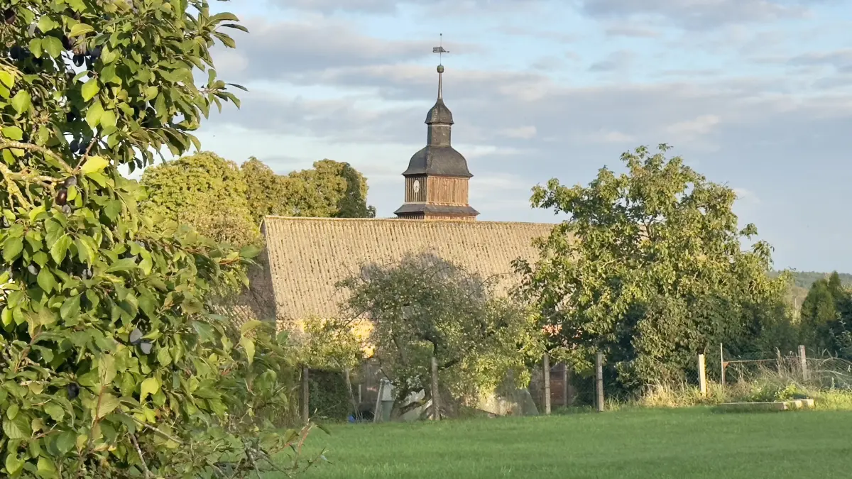 Blick auf Naugarten in der Uckermark am 14.9.2025. Das Dorf liegt idyllisch im Grünen und hat noch ganz andere Geheimnisse, die es spitze in Brandenburg werden lassen.